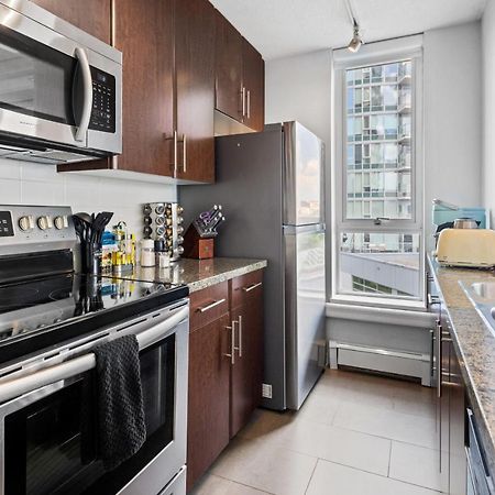 Gardenview Modern Condo With Parking, Gym, Pool, Ac แวนคูเวอร์ ภายนอก รูปภาพ