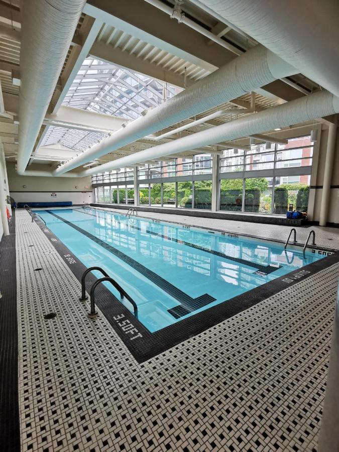 Gardenview Modern Condo With Parking, Gym, Pool, Ac แวนคูเวอร์ ภายนอก รูปภาพ
