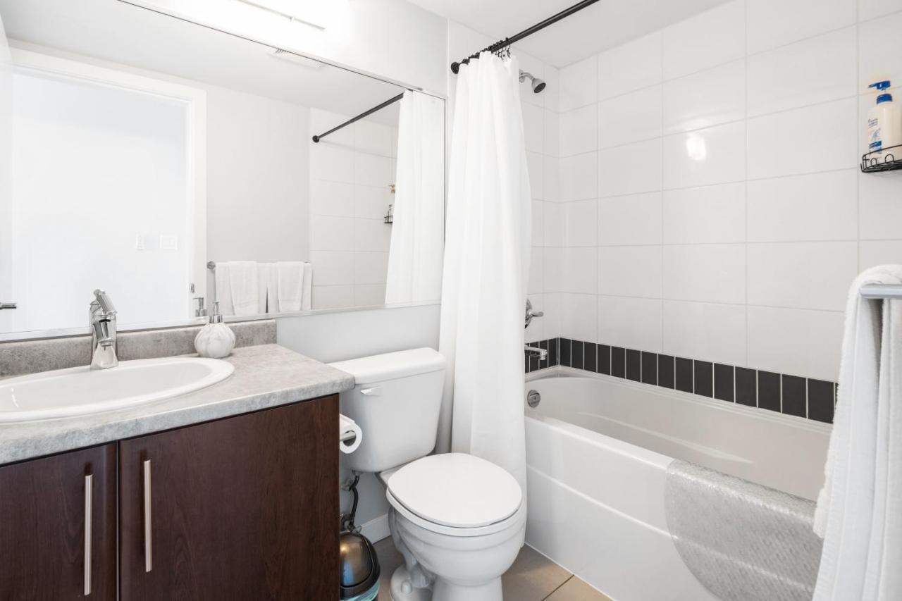 Gardenview Modern Condo With Parking, Gym, Pool, Ac แวนคูเวอร์ ภายนอก รูปภาพ
