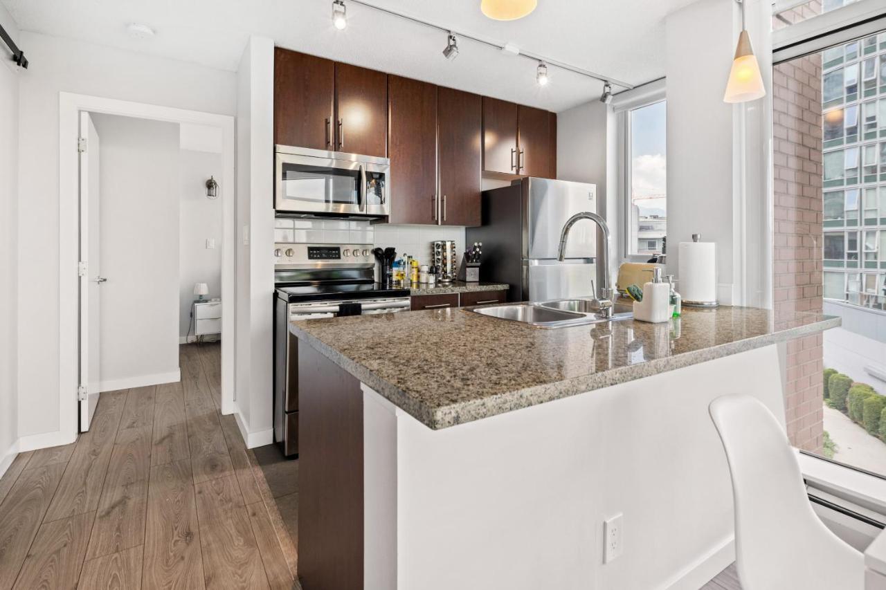 Gardenview Modern Condo With Parking, Gym, Pool, Ac แวนคูเวอร์ ภายนอก รูปภาพ