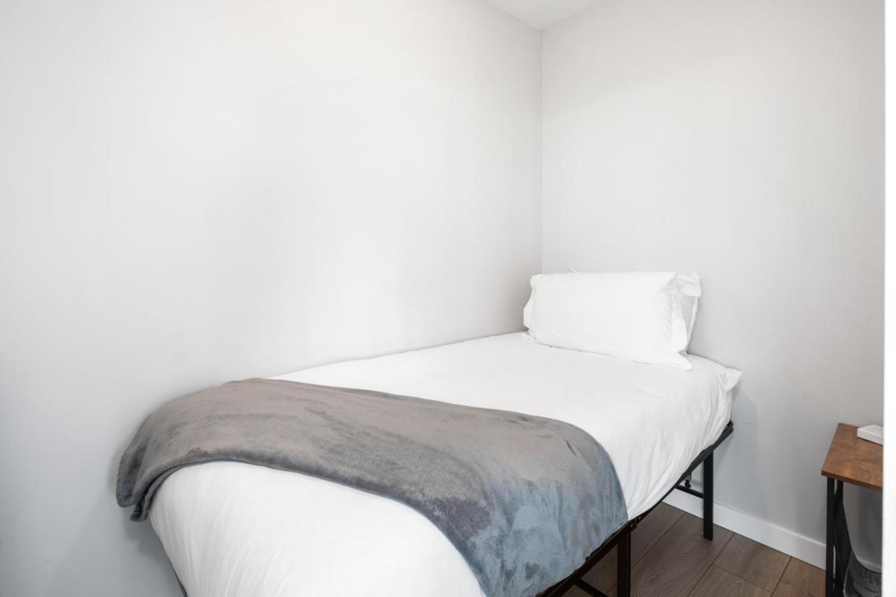Gardenview Modern Condo With Parking, Gym, Pool, Ac แวนคูเวอร์ ภายนอก รูปภาพ